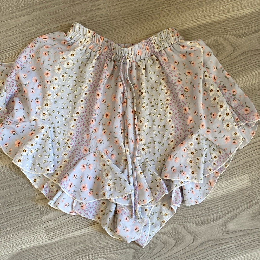 Amable feminine flowy shorts.